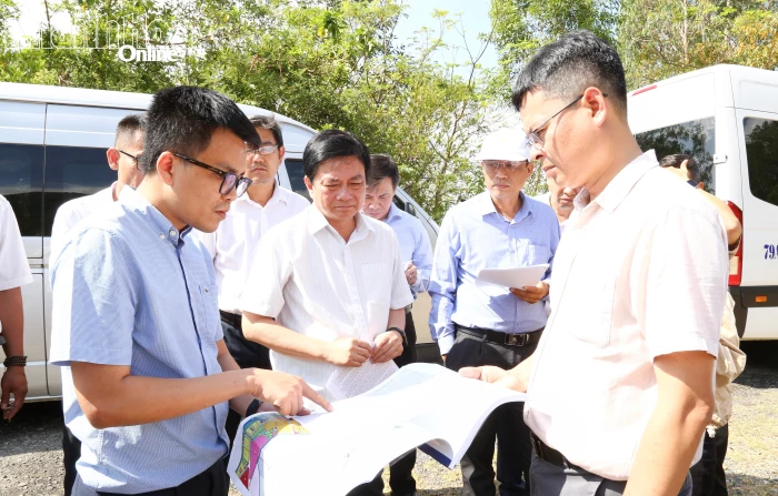 Khảo sát khu đất đấu thầu lựa chọn nhà đầu tư thực hiện Dự án Khu đô thị phức hợp núi Cù Hin