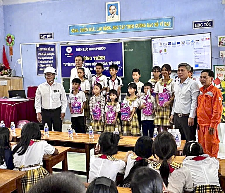 Công ty Điện lực Khánh Hòa: Đưa bài học tiết kiệm điện vào trường học