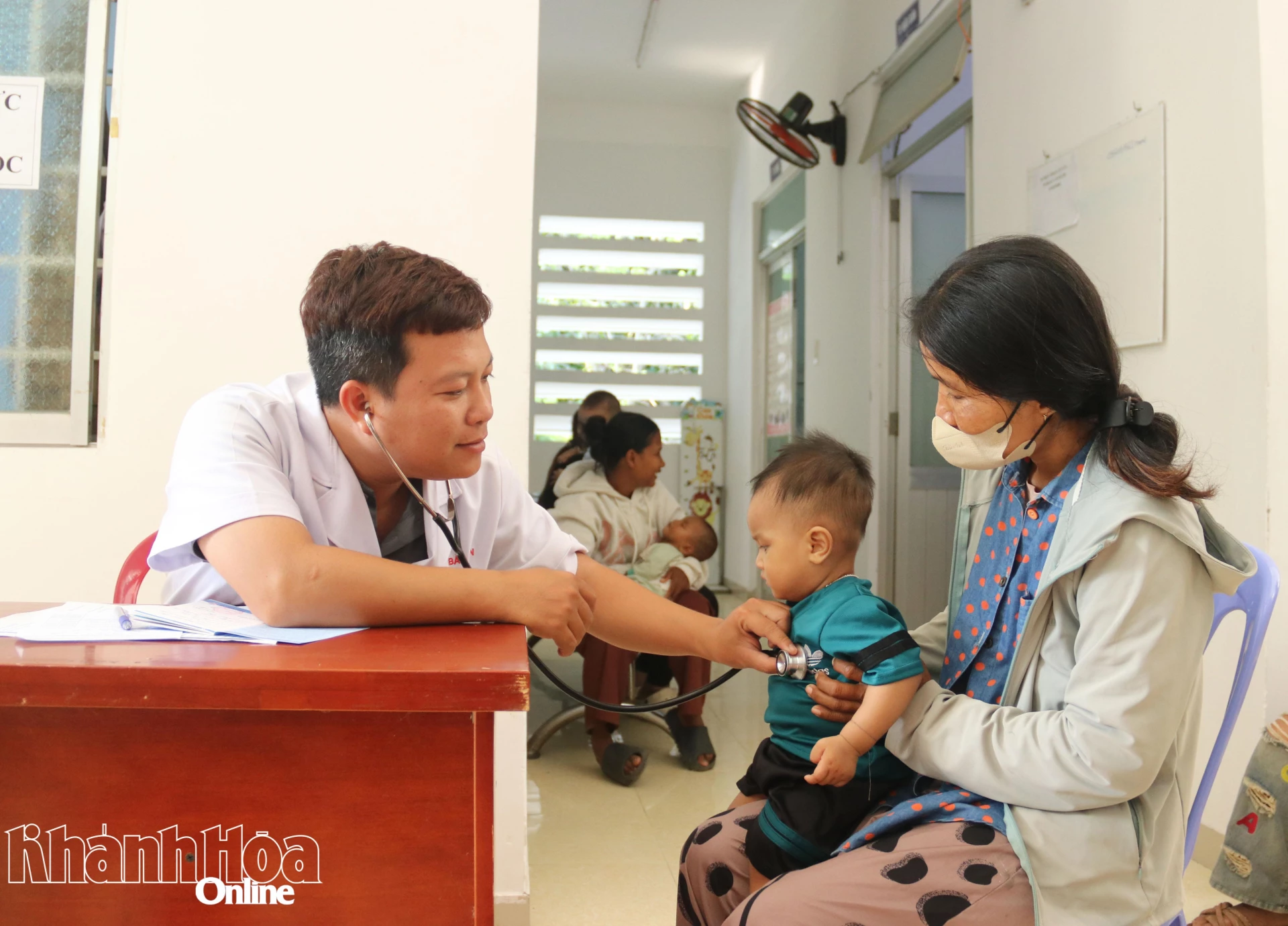 Khám sàng lọc cho trẻ trước khi tiêm chủng.