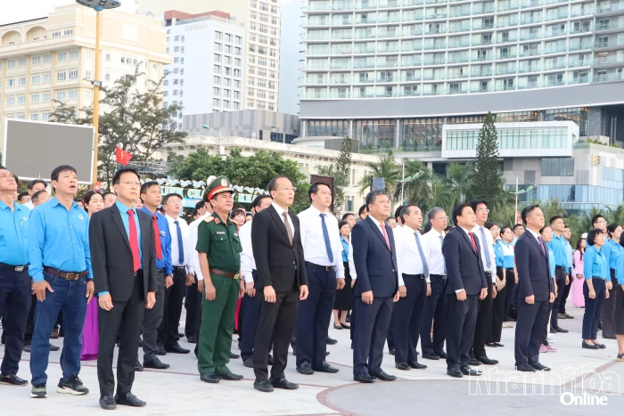 Trang trọng Lễ chào cờ kỷ niệm 140 năm Ngày Quốc tế Lao động