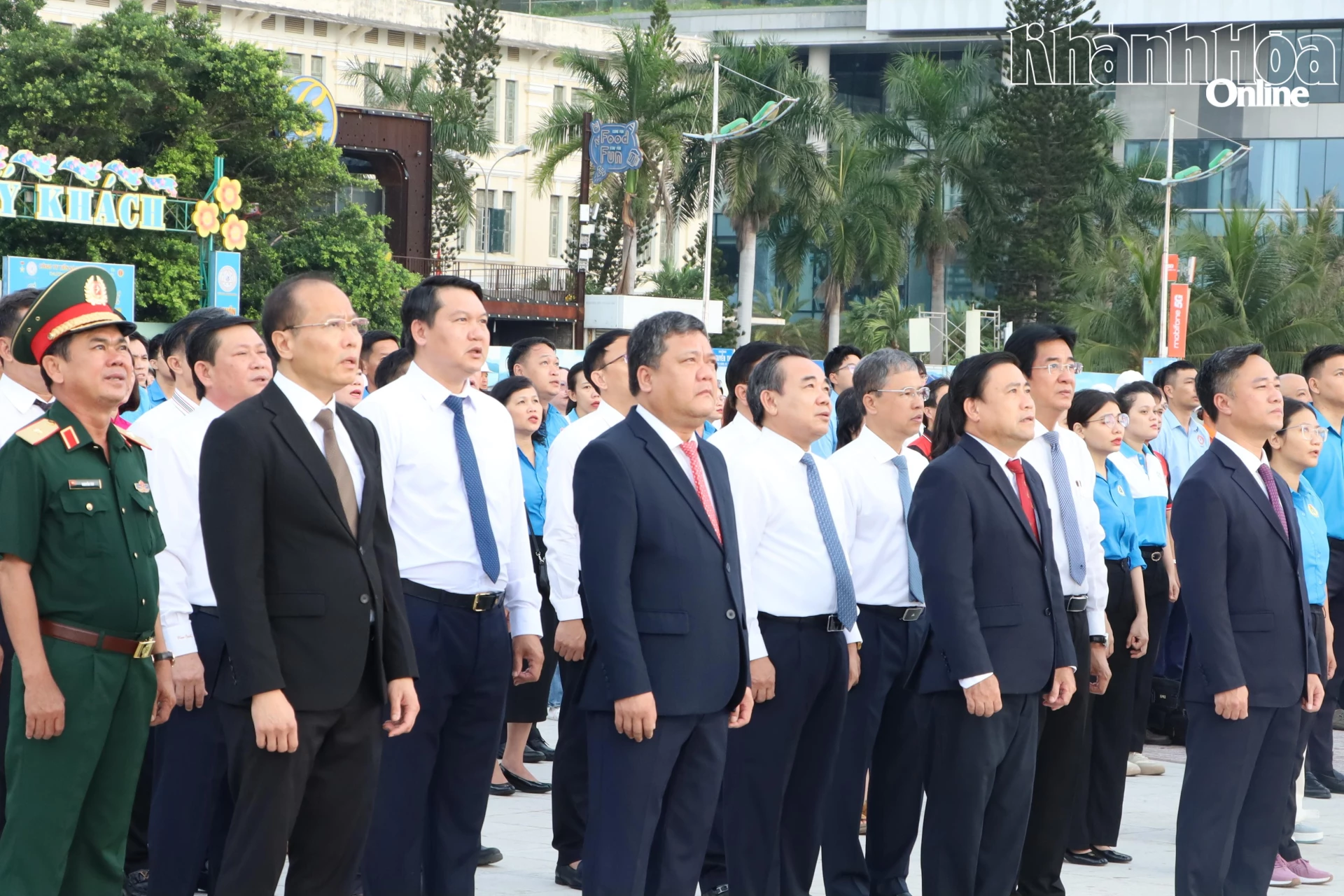 Đồng chí Trần Phong, đồng chí Lâm Đông, đồng chí Nguyễn Việt Hùng, đồng chí Nguyễn Khắc Hà cùng các đại biểu tham dự Lễ chào cờ.