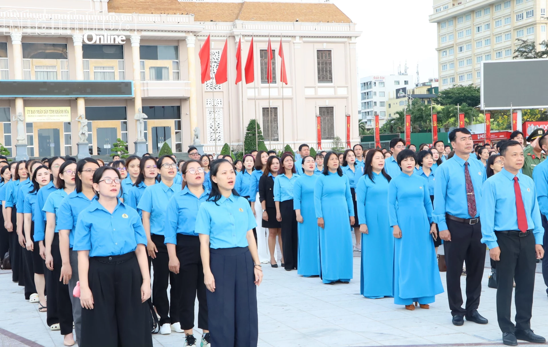 Đoàn viên, người lao động tham dự Lễ chào cờ.