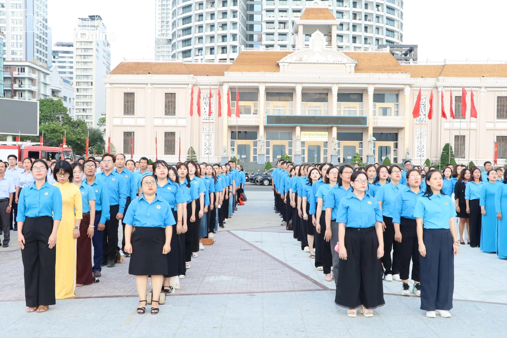 Đoàn viên, người lao động tham dự Lễ chào cờ.