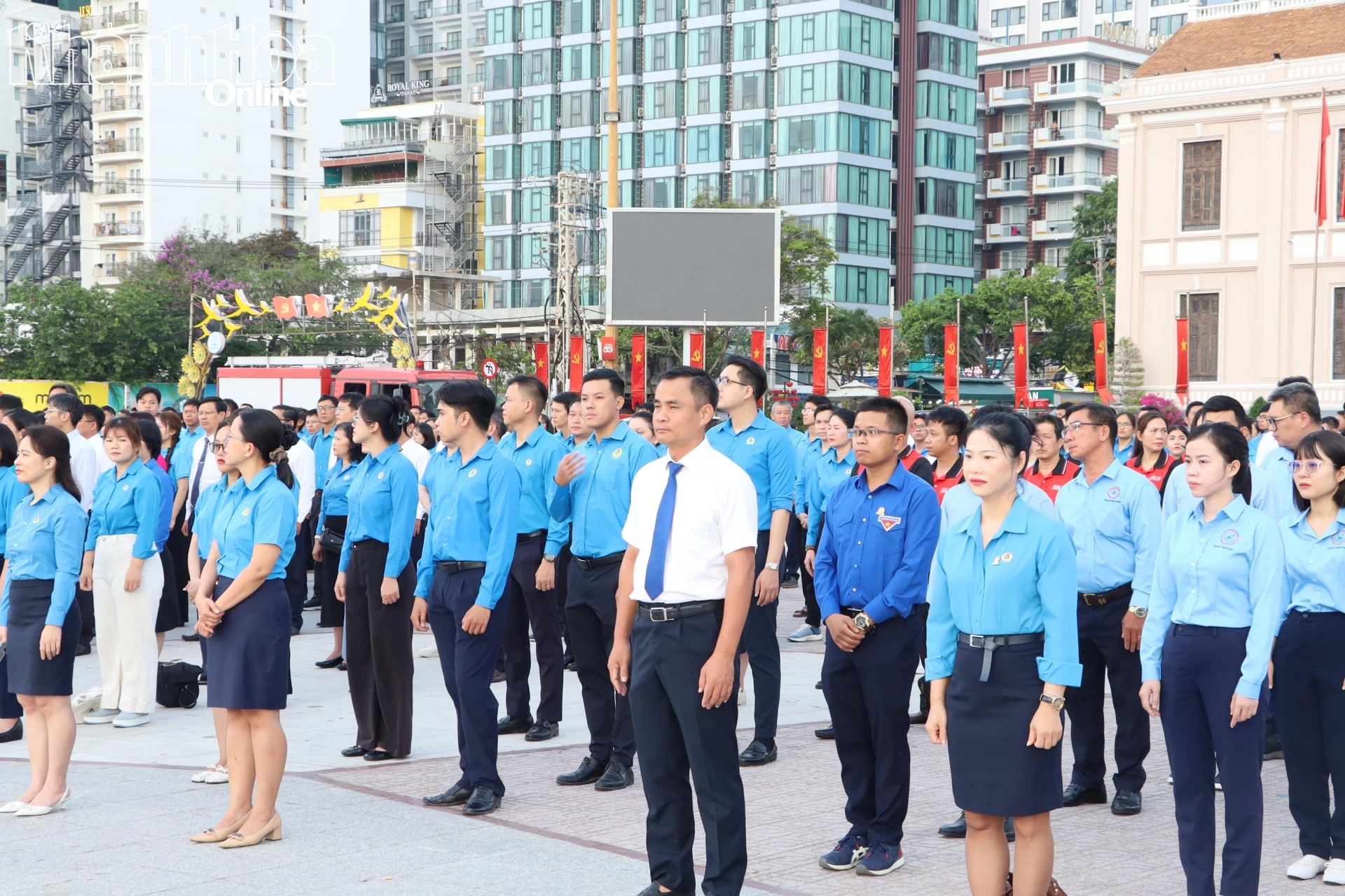 Lãnh đạo, đoàn viên, người lao động Công ty TNHH Nhà nước Một thành viên Yến sào Khánh Hòa tham dự Lễ chào cờ.