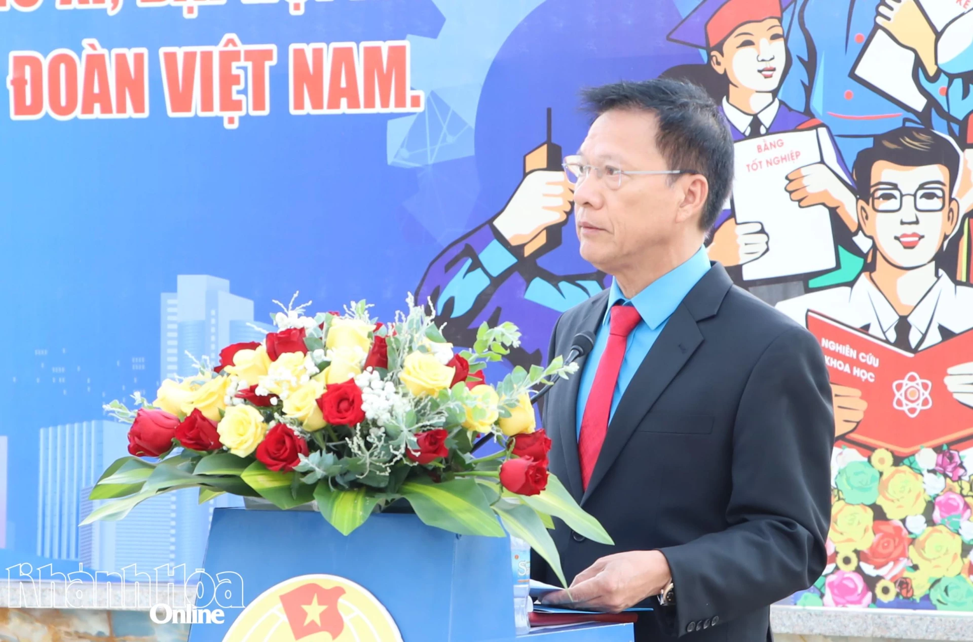Ông Phan Thanh Liêm - Phó Chủ tịch Ủy ban MTTQ Việt Nam tỉnh, Chủ tịch Liên đoàn Lao động tỉnh phát biểu ôn lại truyền thống kỷ niệm 140 năm Ngày Quốc tế Lao động.