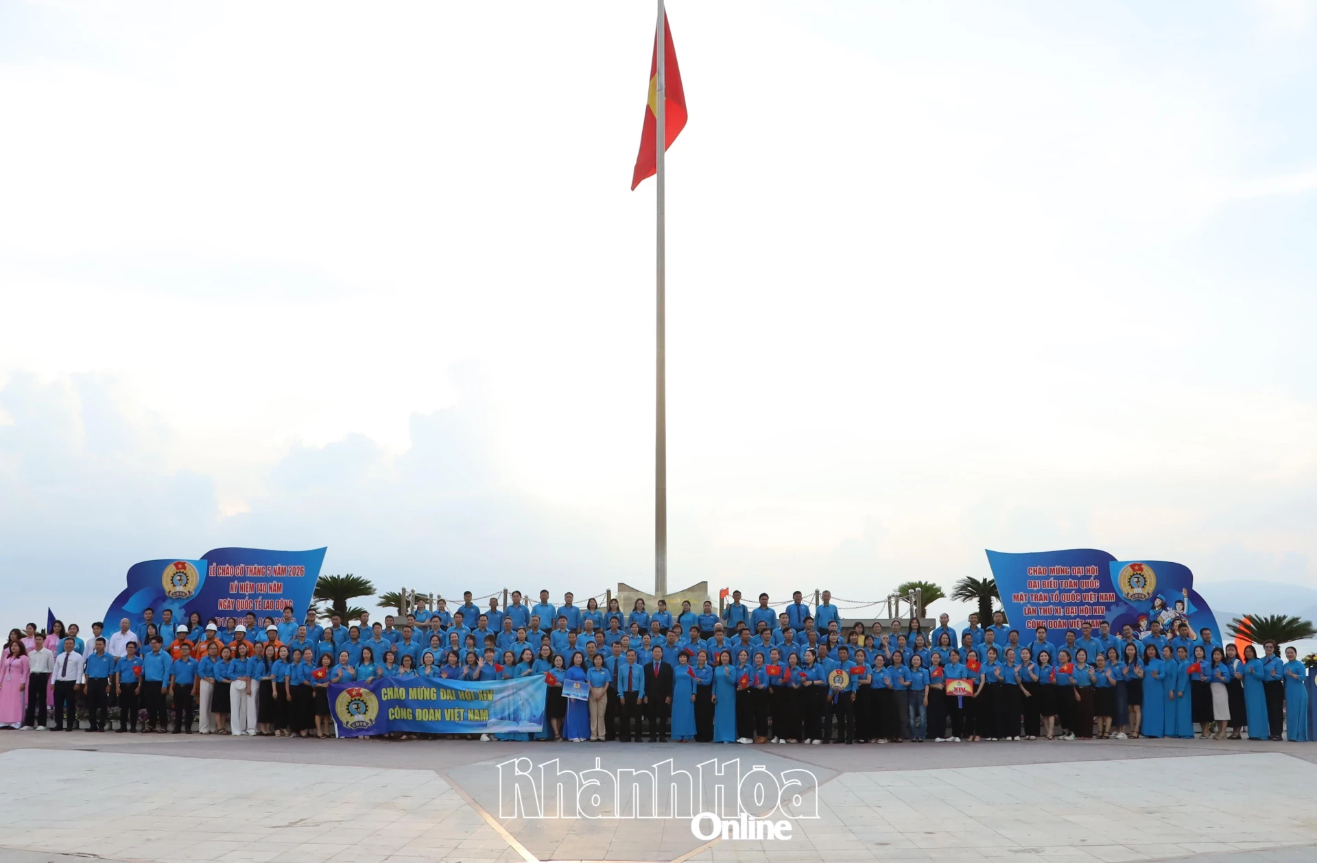 Cán bộ, đoàn viên, người lao động chụp ảnh lưu niệm sau Lễ chào cờ tháng 5.