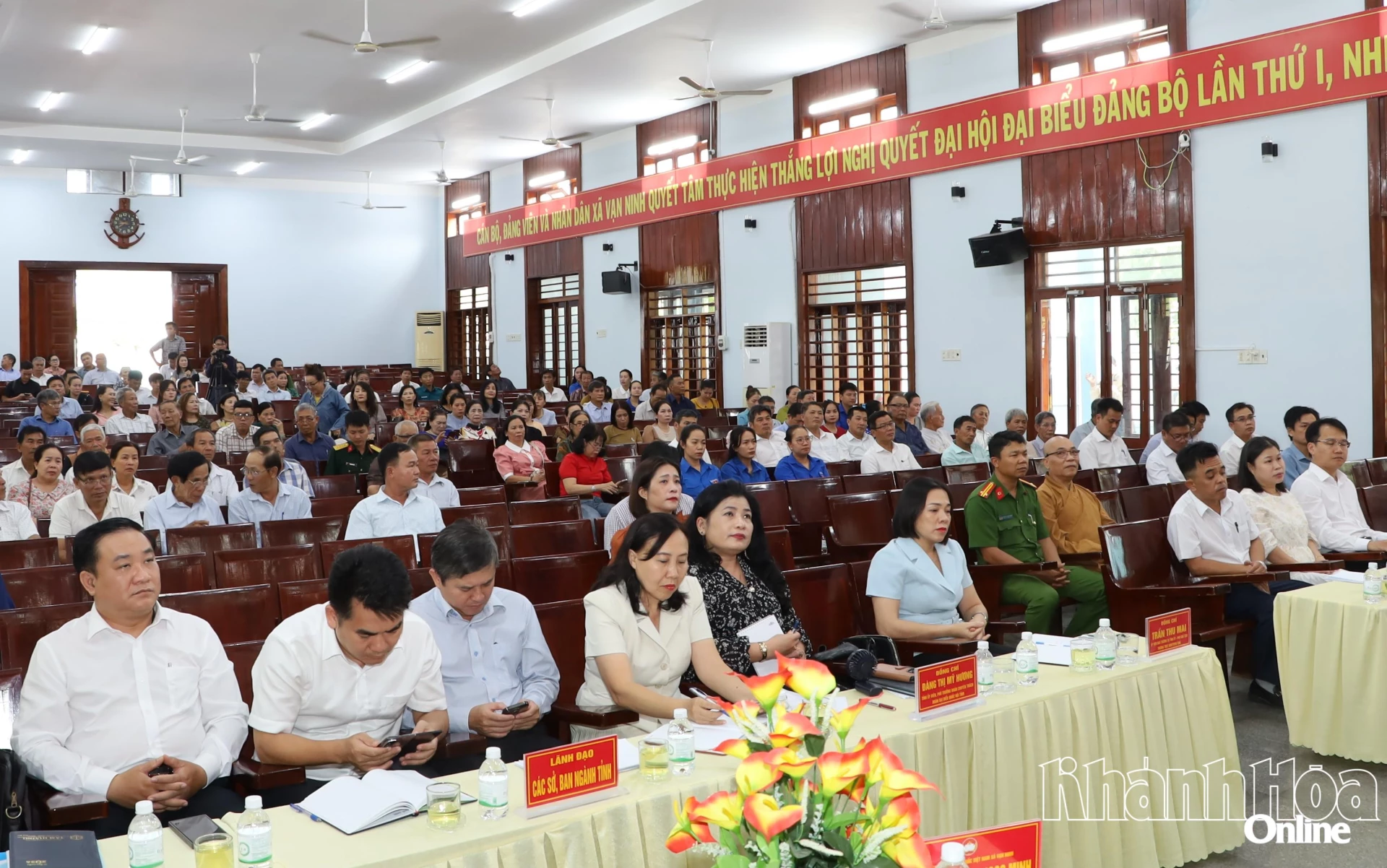 Đại biểu và cử tri tham dự buổi tiếp xúc cử tri.