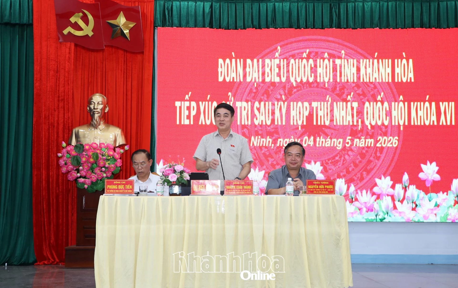 Đồng chí Nghiêm Xuân Thành phát biểu tại buổi tiếp xúc cử tri.
