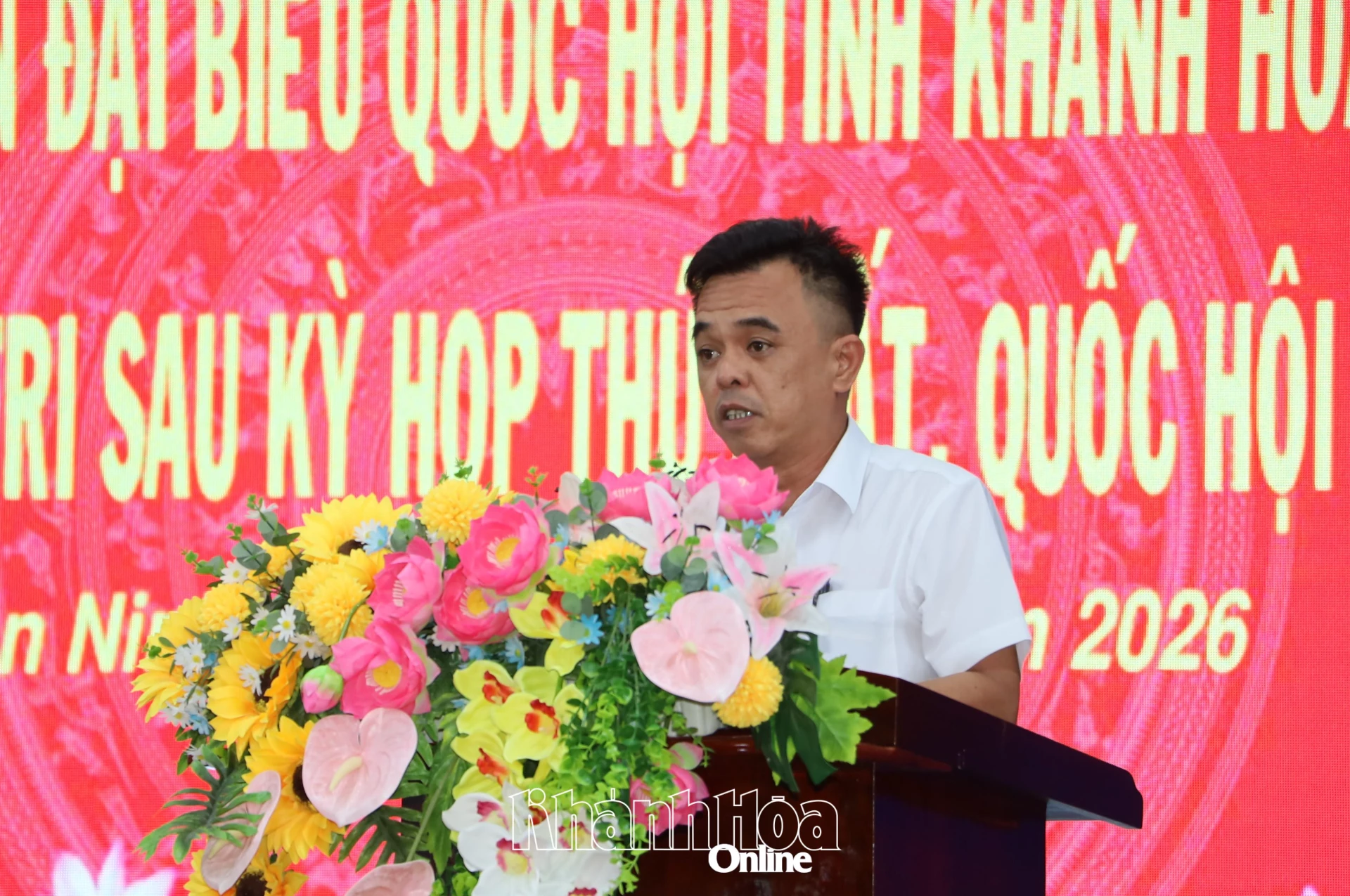 Ông Nguyễn Thanh Sơn - Chủ tịch UBND xã Vạn Ninh trả lời ý kiến của cử tri.