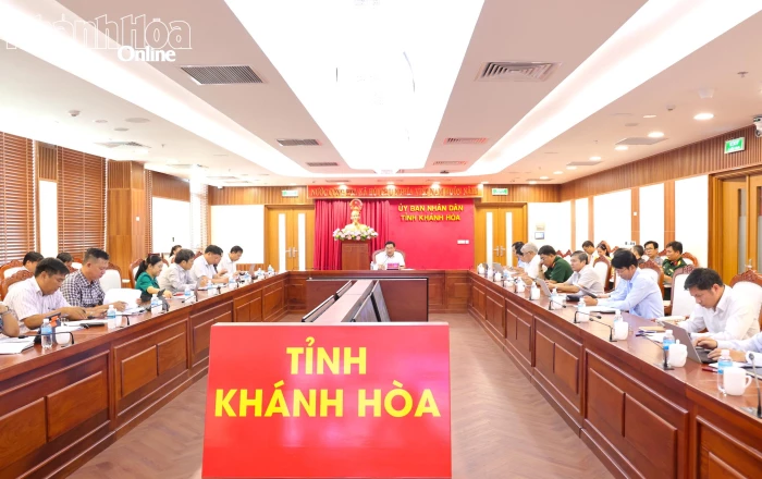 Phó Chủ tịch UBND tỉnh Trịnh Minh Hoàng nghe báo cáo tiến độ thực hiện các dự án trọng điểm