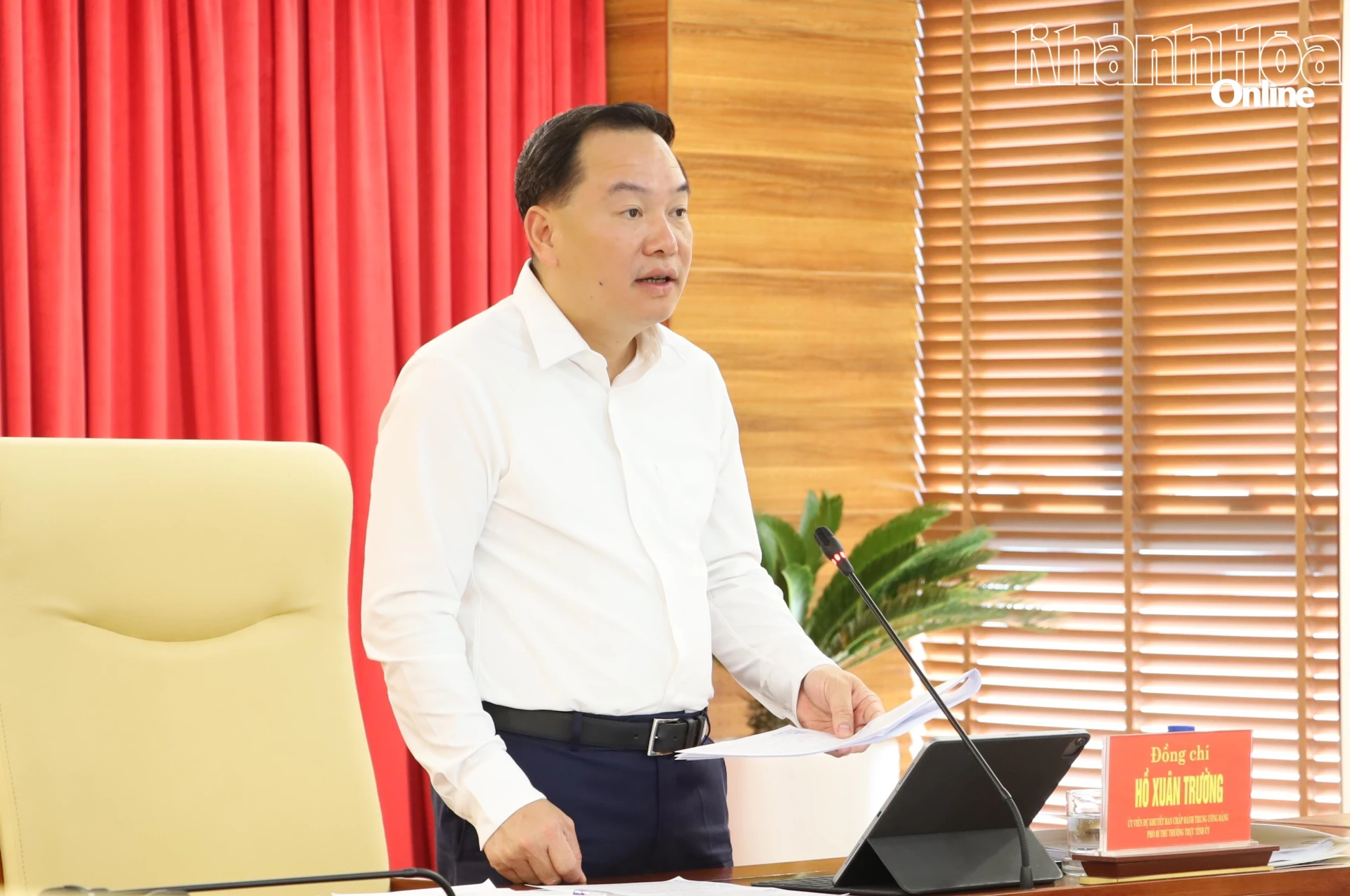 Phó Bí thư Thường trực Tỉnh ủy Hồ Xuân Trường phát biểu chỉ đạo tại hội nghị.