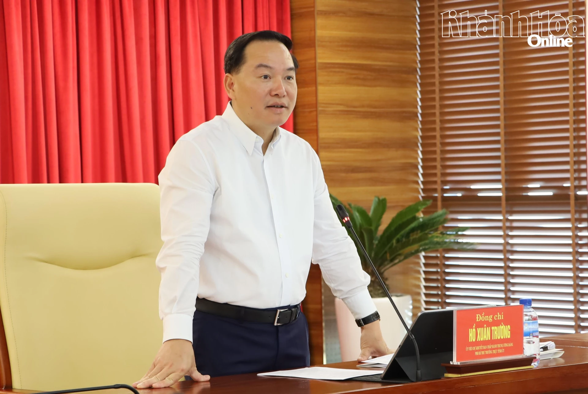 Phó Bí thư Thường trực Tỉnh ủy Hồ Xuân Trường phát biểu tại hội nghị.