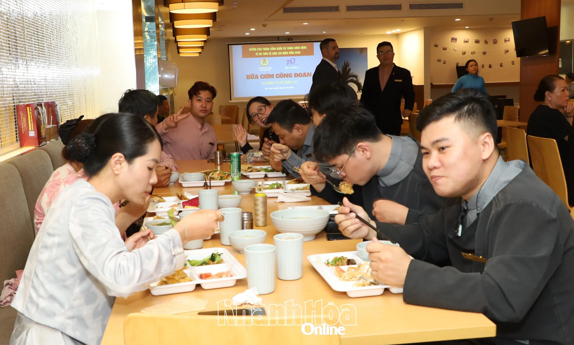 Đoàn viên, người lao động dùng đồ ăn tại Bữa cơm Công đoàn.