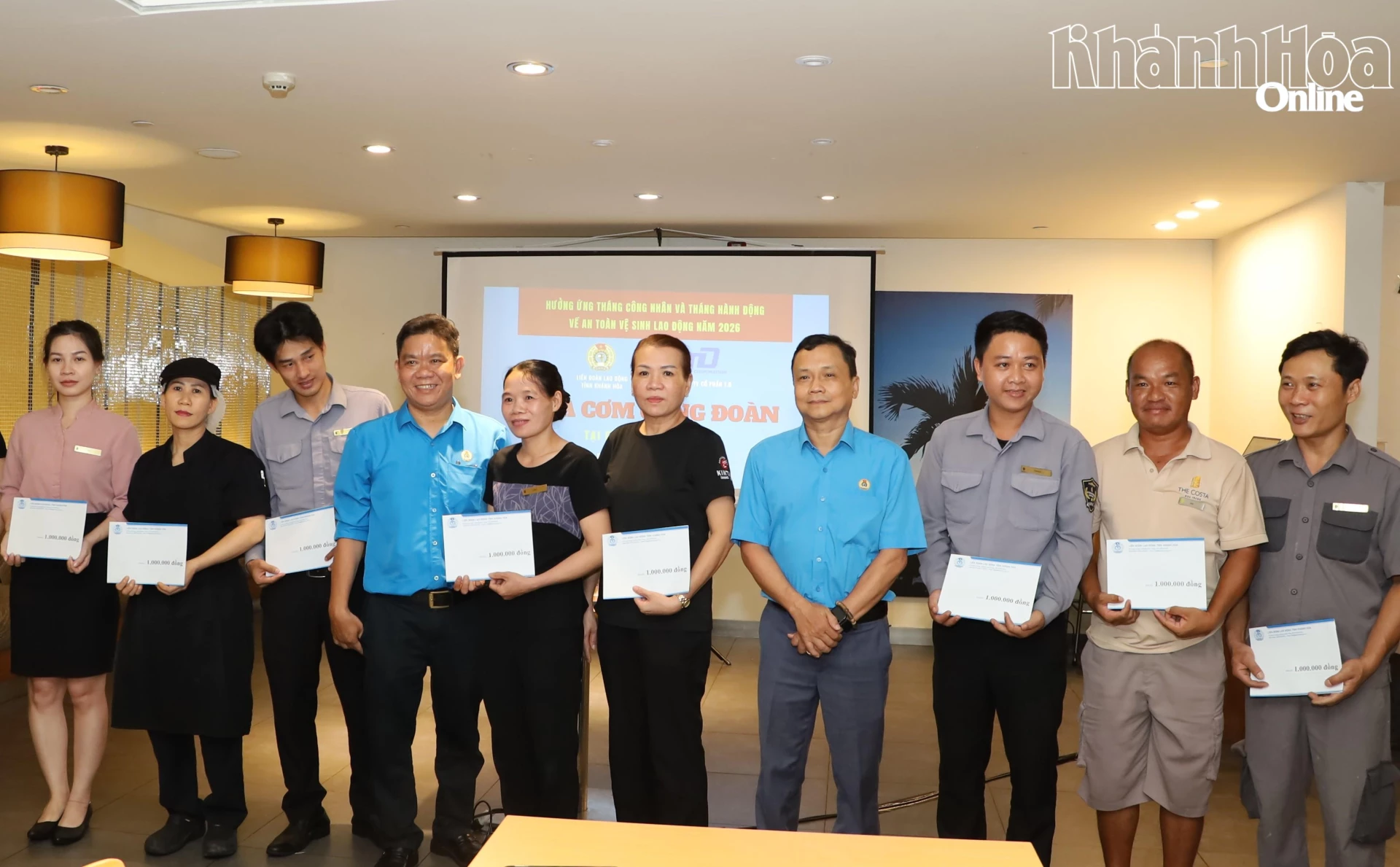 Đoàn viên, người lao động có hoàn cảnh khó khăn nhận hỗ trợ.