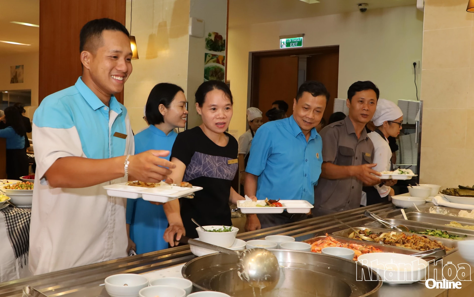 Đoàn viên, người lao động lựa chọn đồ ăn tại Bữa cơm Công đoàn.