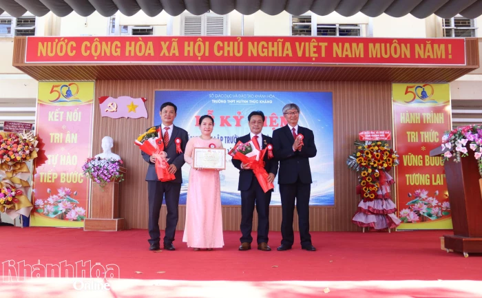 Trường THPT Huỳnh Thúc Kháng kỷ niệm 50 năm thành lập