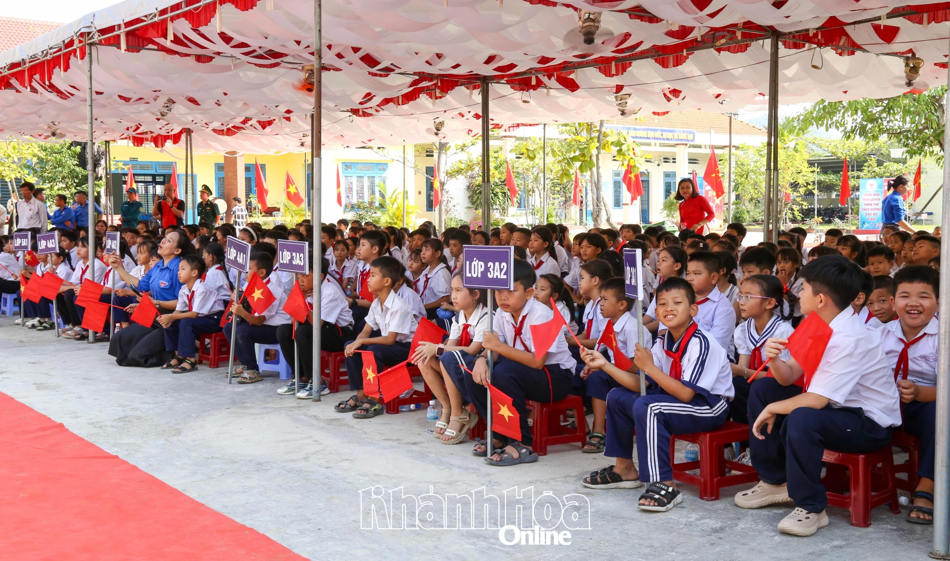 Các em học sinh Trường Tiểu học Nguyễn Lựu tham dự chương trình