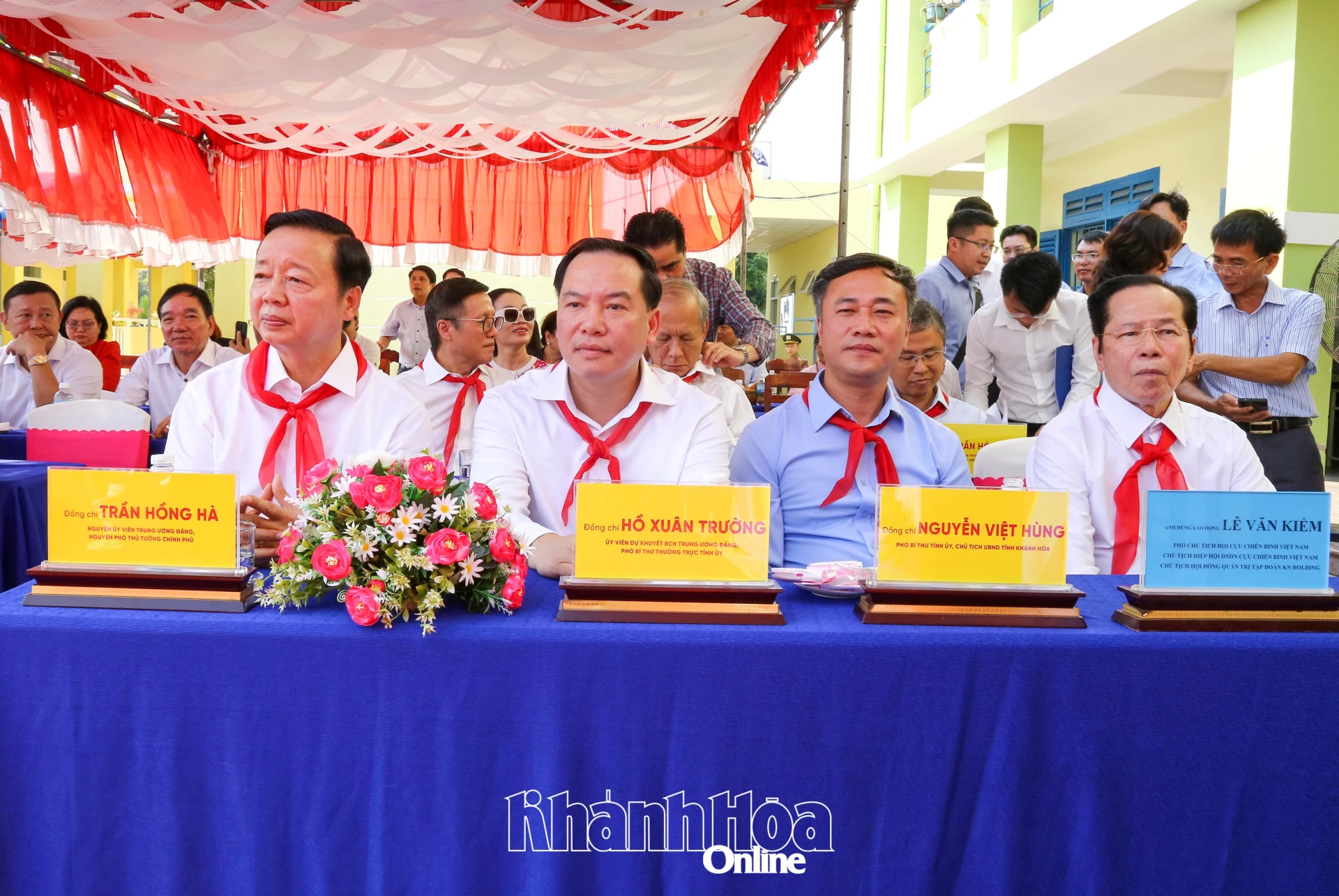 Nguyên Phó Thủ tướng Chính phủ Trần Hồng Hà và các đồng chí lãnh đạo tỉnh Khánh Hòa tham dự chương trình