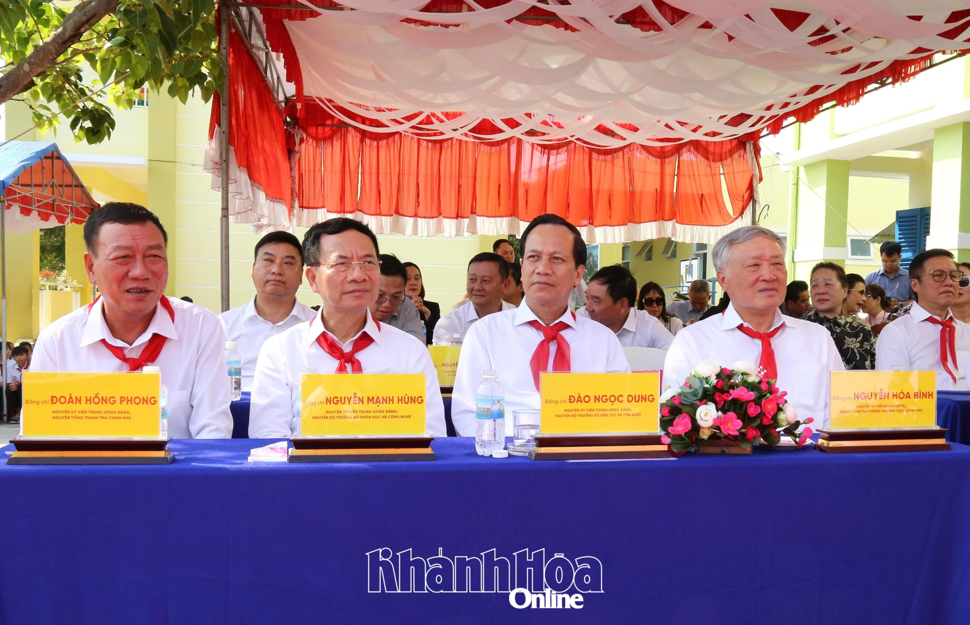 Các đồng chí nguyên lãnh đạo cao cấp của Đảng và Nhà nước thăm, tặng quà cho Trường Tiểu học Nguyễn Lựu