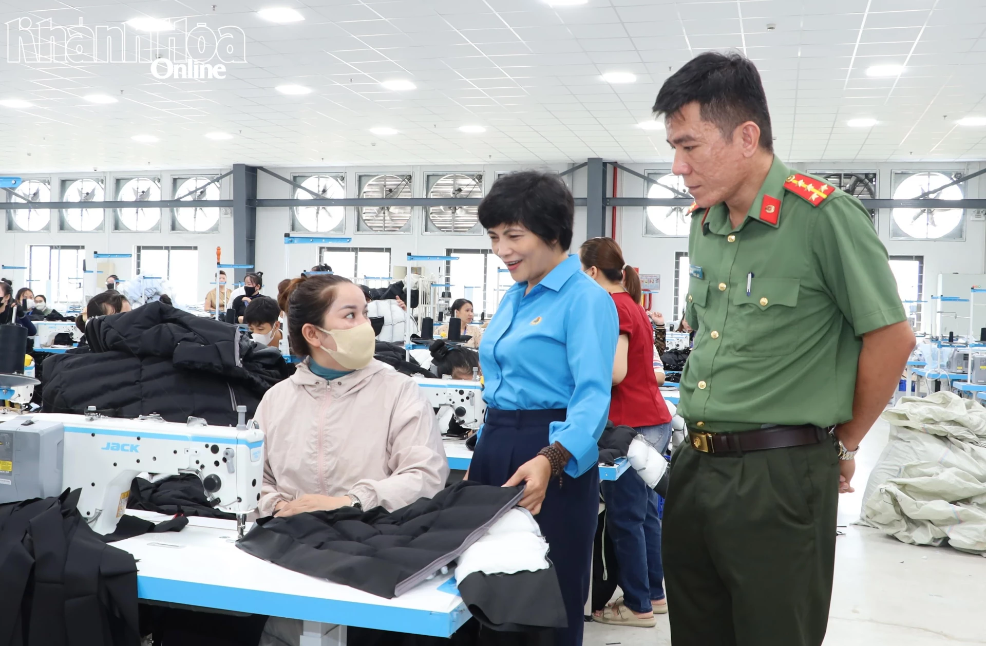 Lãnh đạo Liên đoàn Lao động tỉnh và Công an tỉnh thăm hỏi điều kiện việc làm của công nhân Công đoàn cơ sở Công ty TNHH May Trilink Việt Nam.