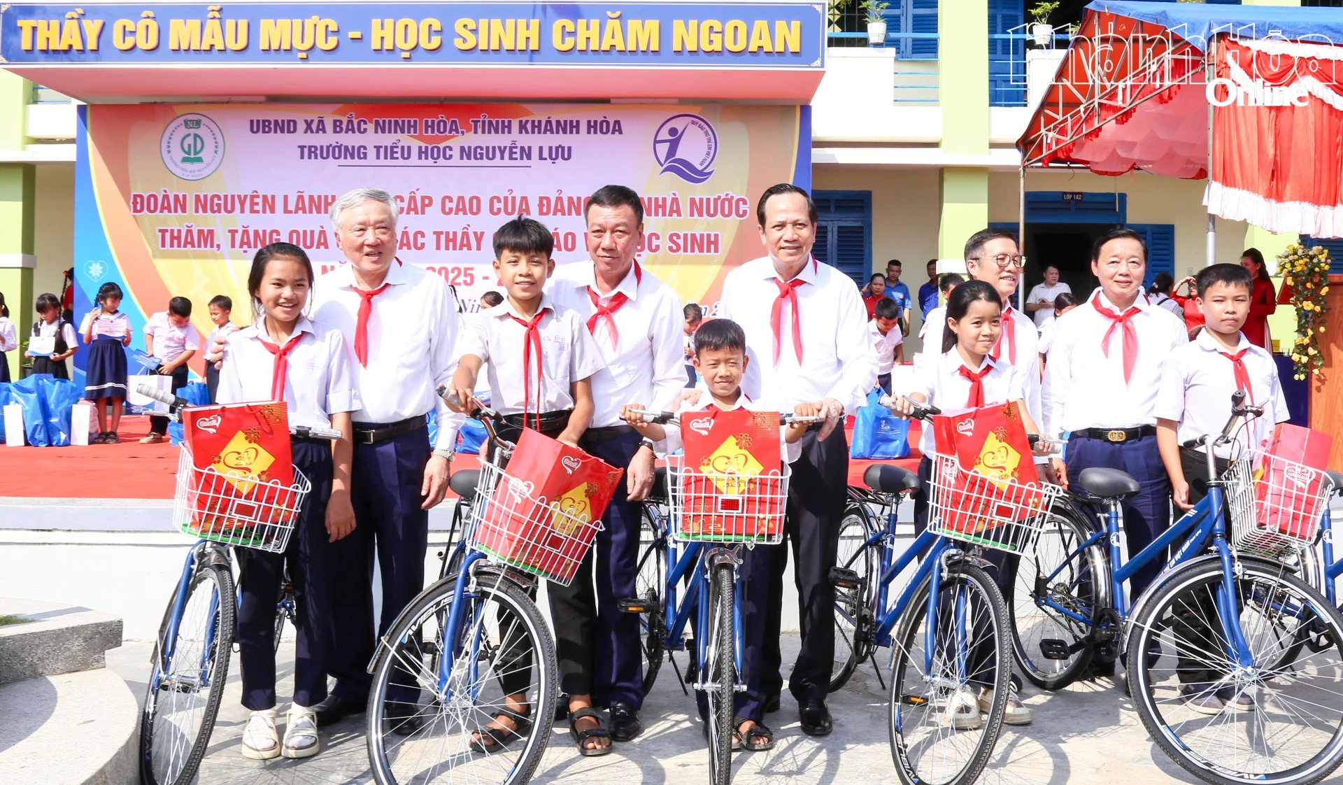 Các đồng chí nguyên lãnh đạo cao cấp của Đảng và Nhà nước trao tặng xe đạp và quà cho các em học sinh khó khăn của Trường Tiểu học Nguyễn Lựu
