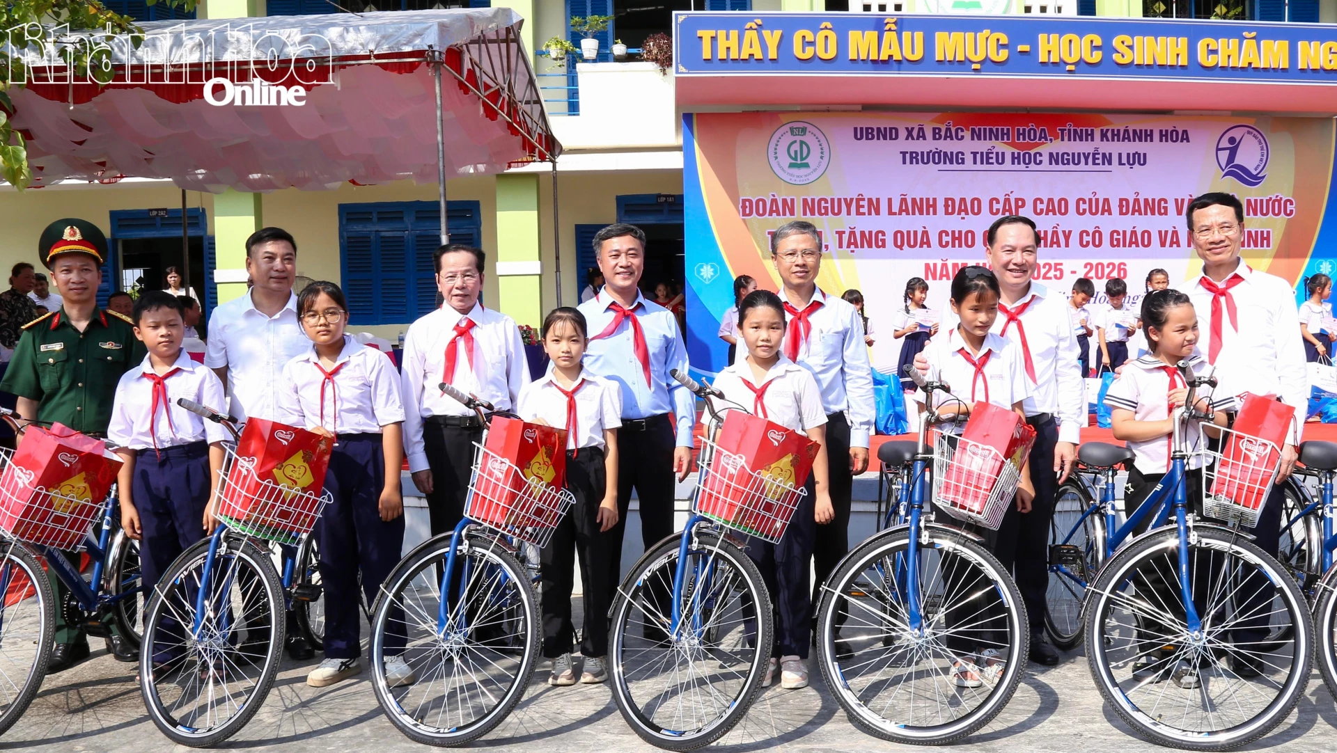 Các đồng chí lãnh đạo tỉnh và lãnh đạo các đơn vị tài trợ trao tặng xe đạp và quà cho các em học sinh