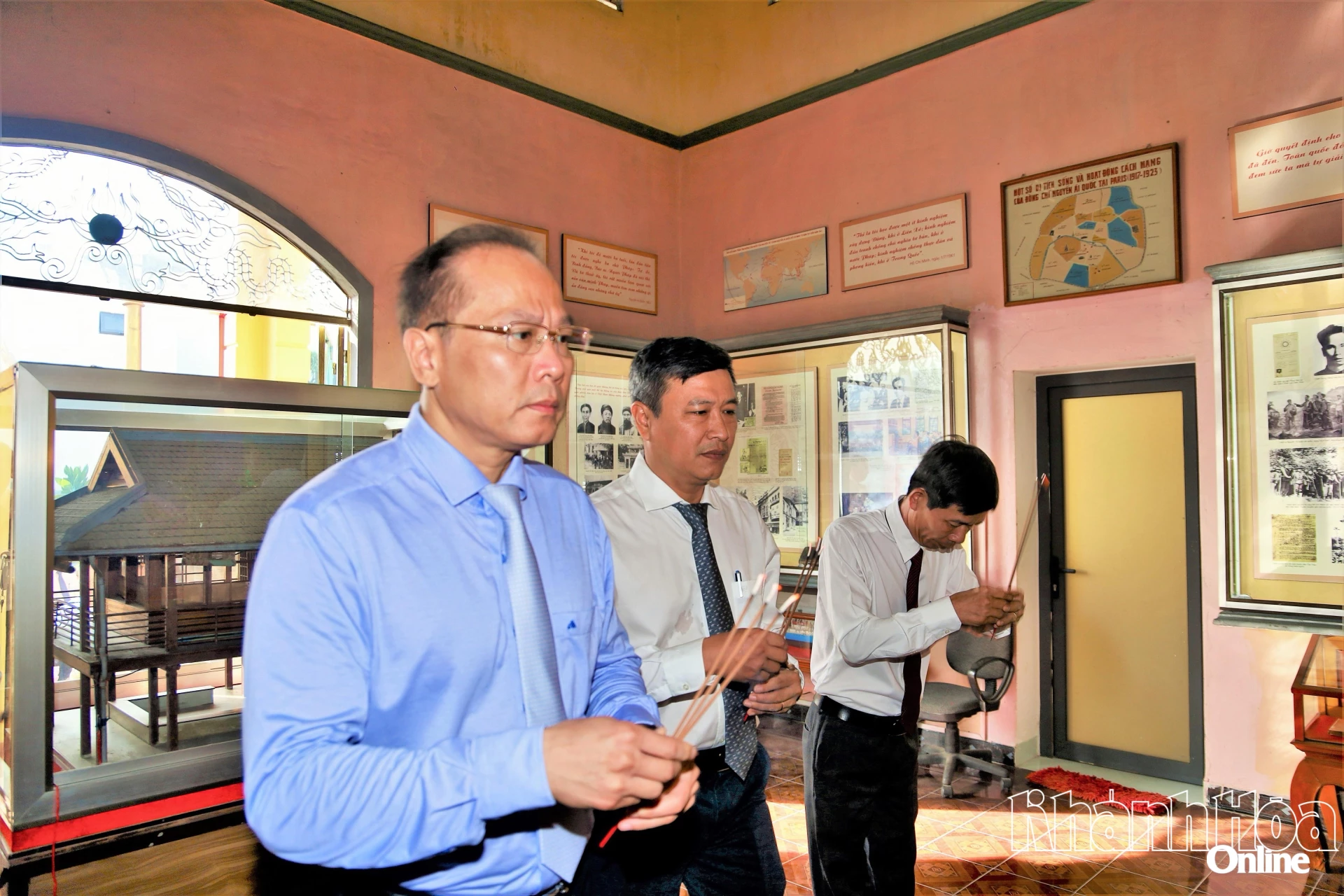 Đồng chí Nguyễn Khắc Hà (bìa trái) và lãnh đạo phường thực hiện nghi thức dâng hương.