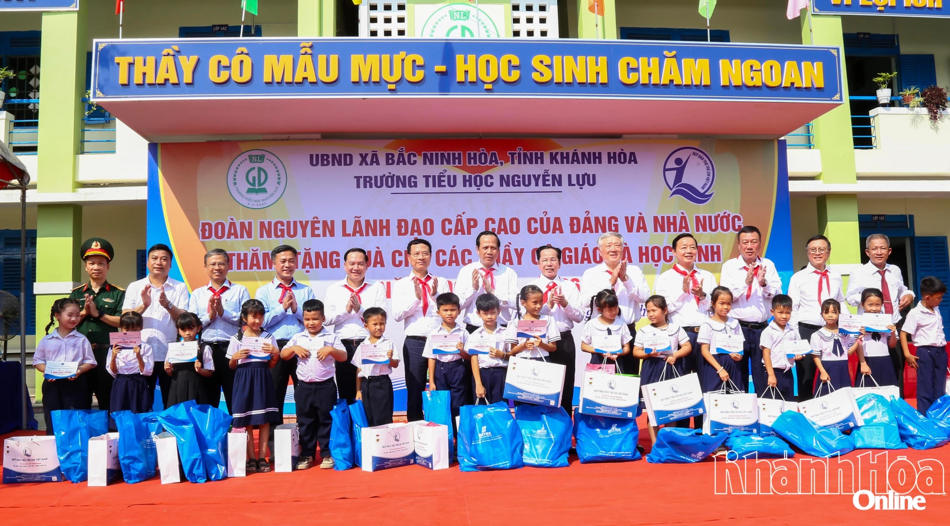 Các đồng chí nguyên lãnh đạo cao cấp của Đảng và Nhà nước, lãnh đạo tỉnh, lãnh đạo các đơn vị tài trợ tặng quà cho các em học sinh khó khăn Trường Tiểu học Nguyễn Lựu