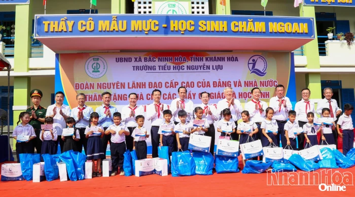 Thăm, tặng quà và trao học bổng học tại Trường Tiểu học Nguyễn Lựu