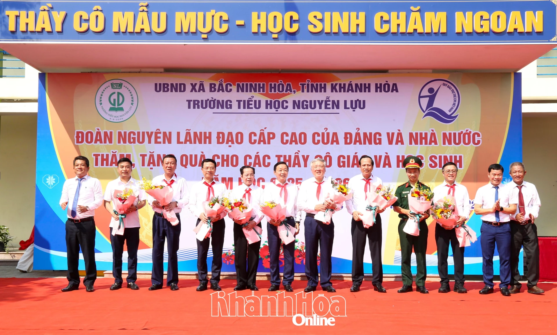 Lãnh đạo xã Bắc Ninh Hòa và Trường Tiểu học Nguyễn Lựu tặng hoa tri ân các đồng chí nguyên lãnh đạo các cấp của Đảng và Nhà nước, lãnh đạo tỉnh và lãnh đạo các đơn vị tài trợ