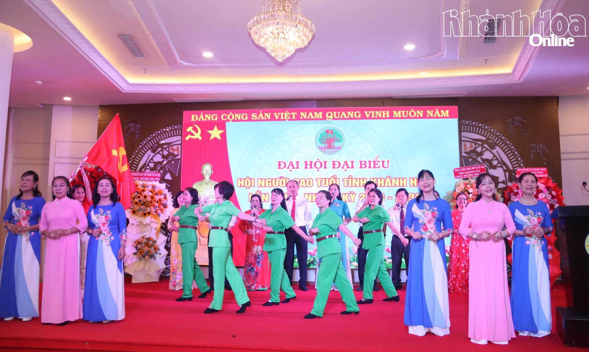 Một tiết mục văn nghệ chào mừng đại hội do người cao tuổi biểu diễn.