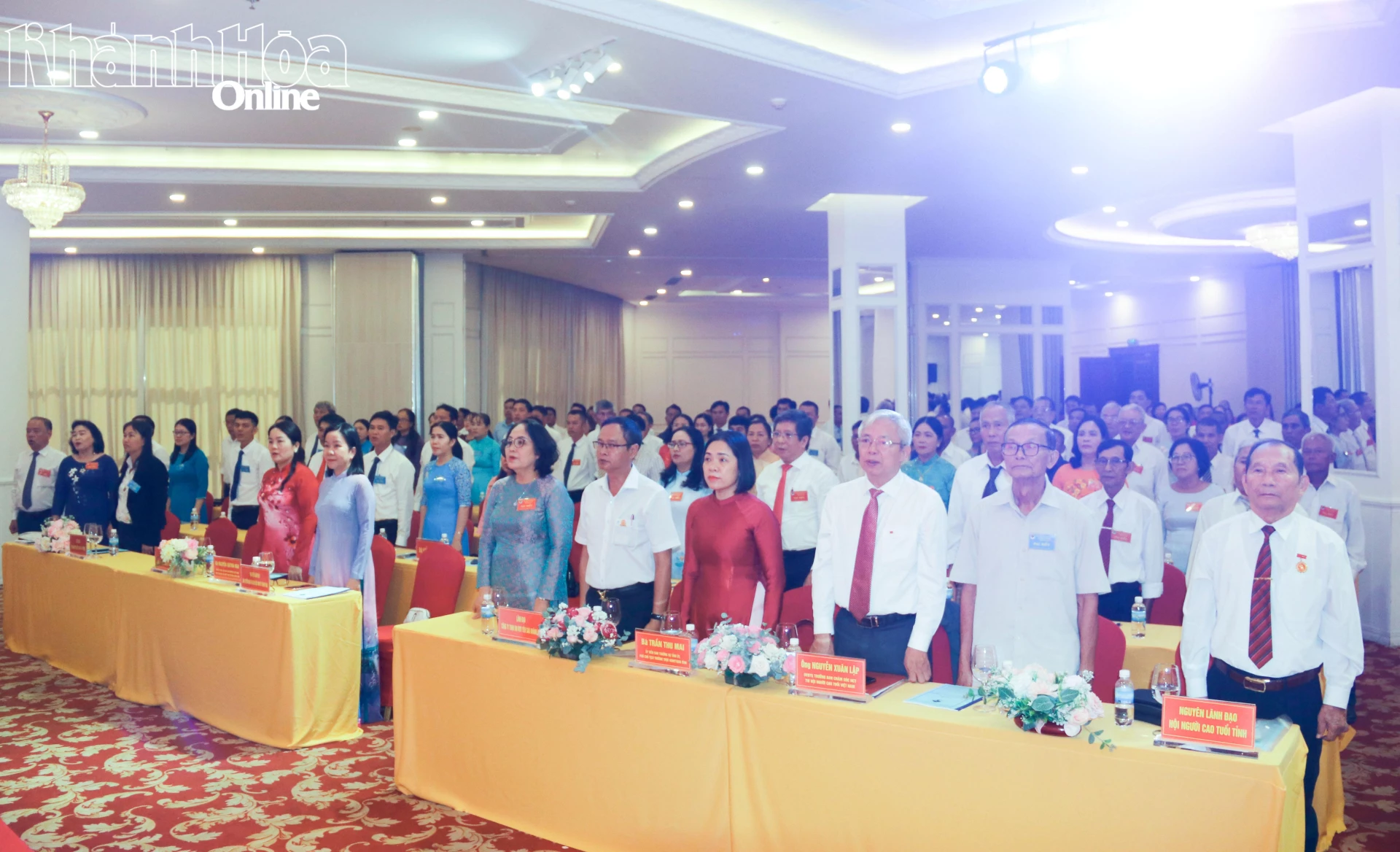 Các đại biểu thực hiện nghi lễ chào cờ.