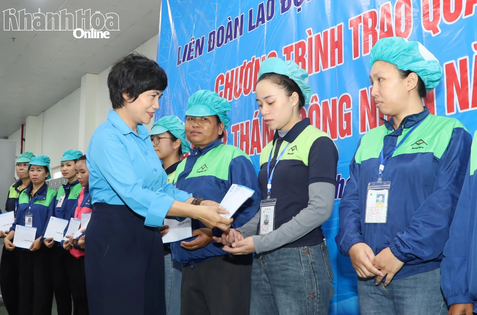 Bà Trần Thị Hương - Phó Chủ tịch Liên đoàn Lao động tỉnh trao hỗ trợ cho công nhân.