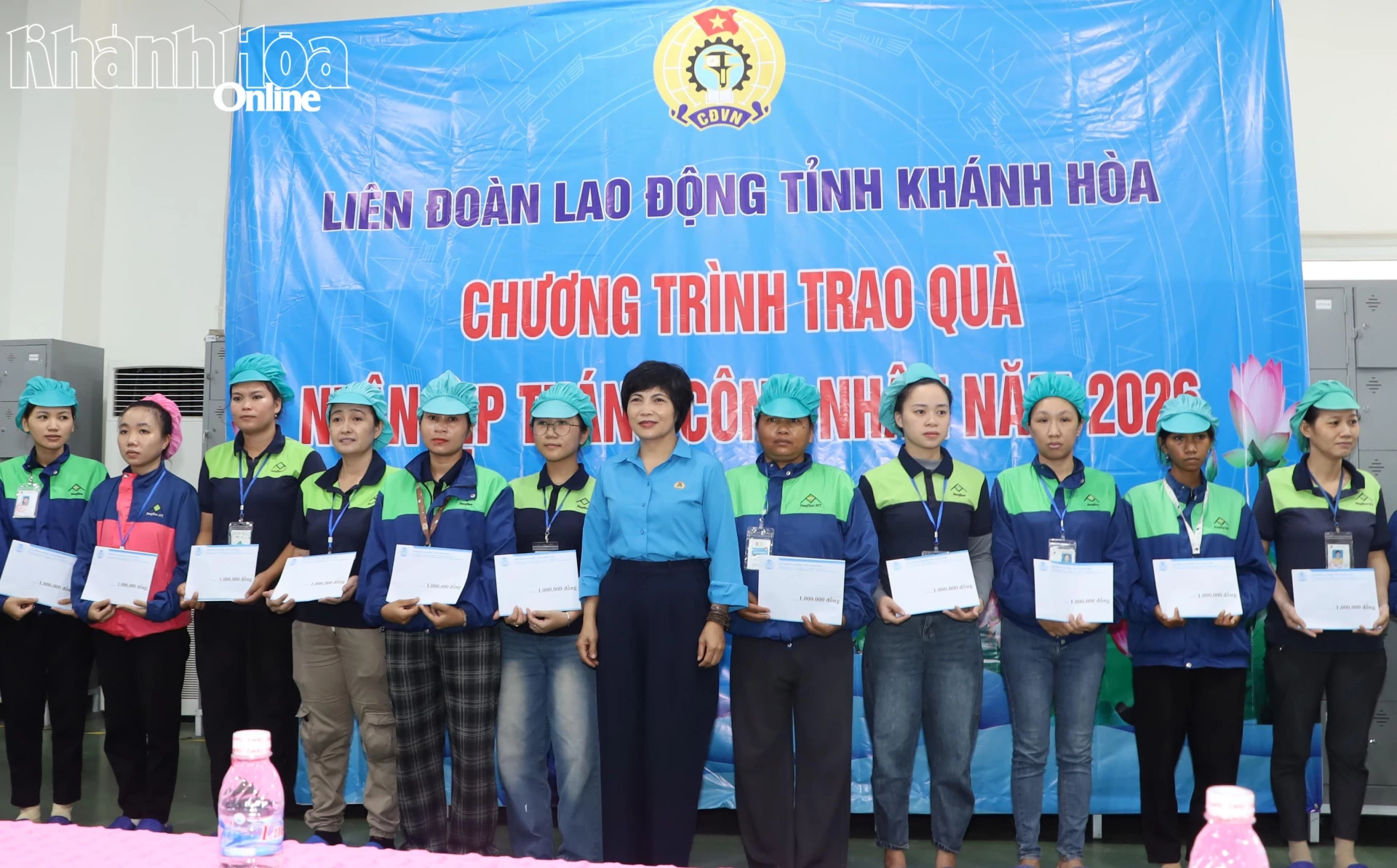 Công nhân Công ty TNHH Innoflow NT nhận hỗ trợ từ Liên đoàn Lao động tỉnh.