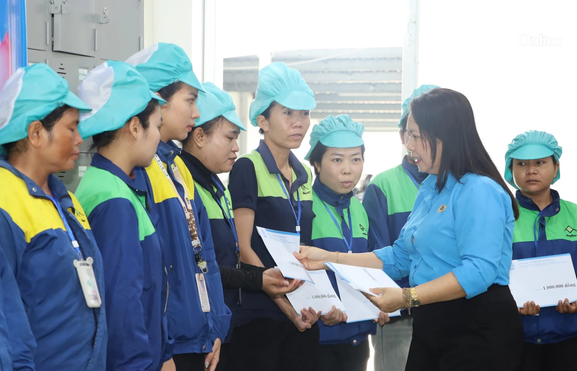 Đại diện Liên đoàn Lao động tỉnh trao hỗ trợ cho công nhân.