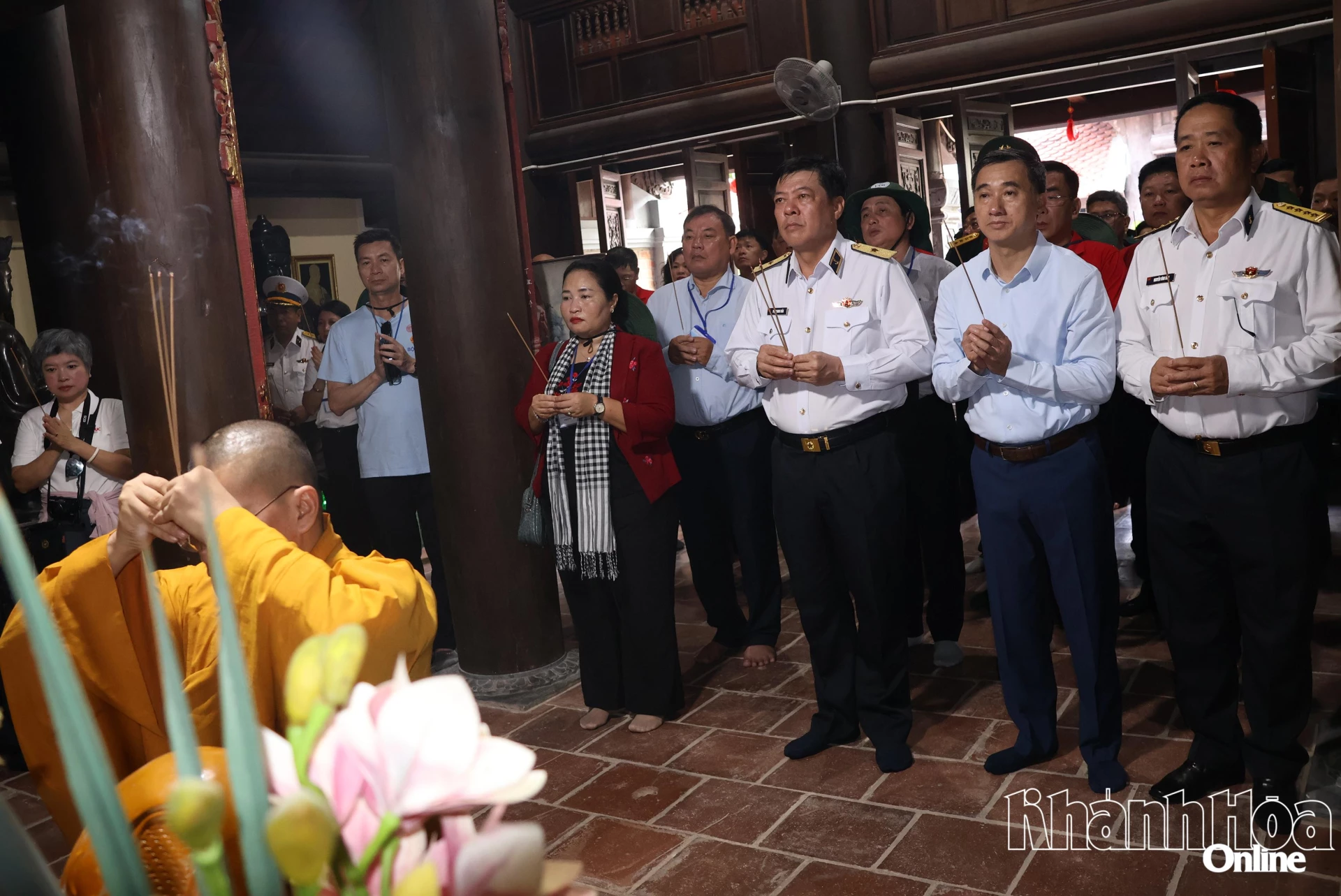 Đoàn công tác dân hương tại chùa Nam Huyên ở đảo Nam Yết.