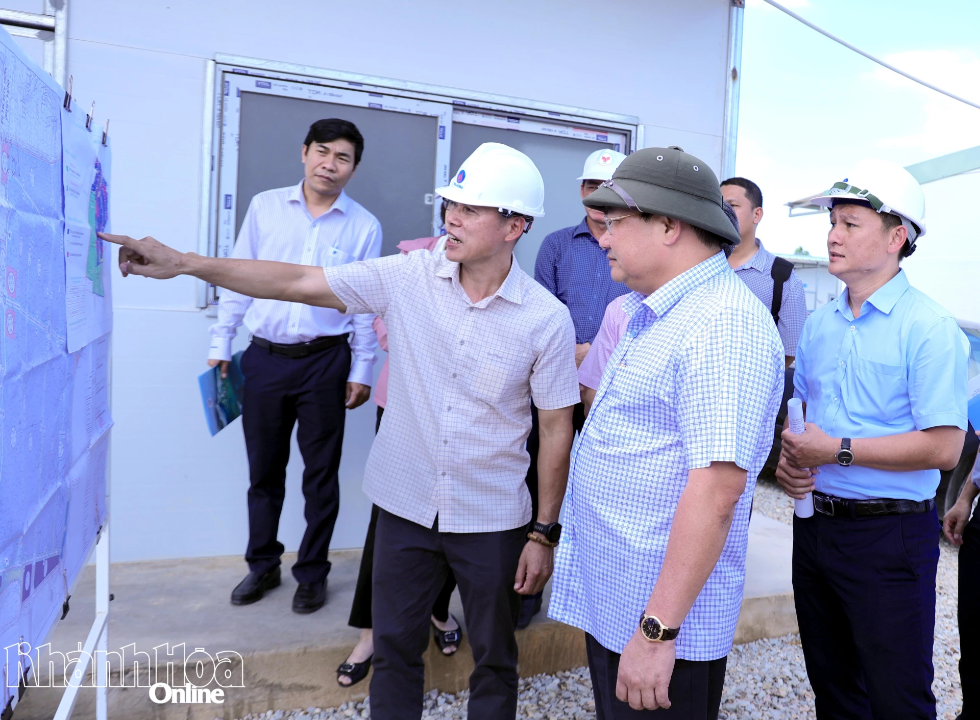 Chủ đầu tư Dự án Khu công nghiệp Dốc Đá Trắng báo cáo tiến độ thực hiện dự án với đoàn công tác.