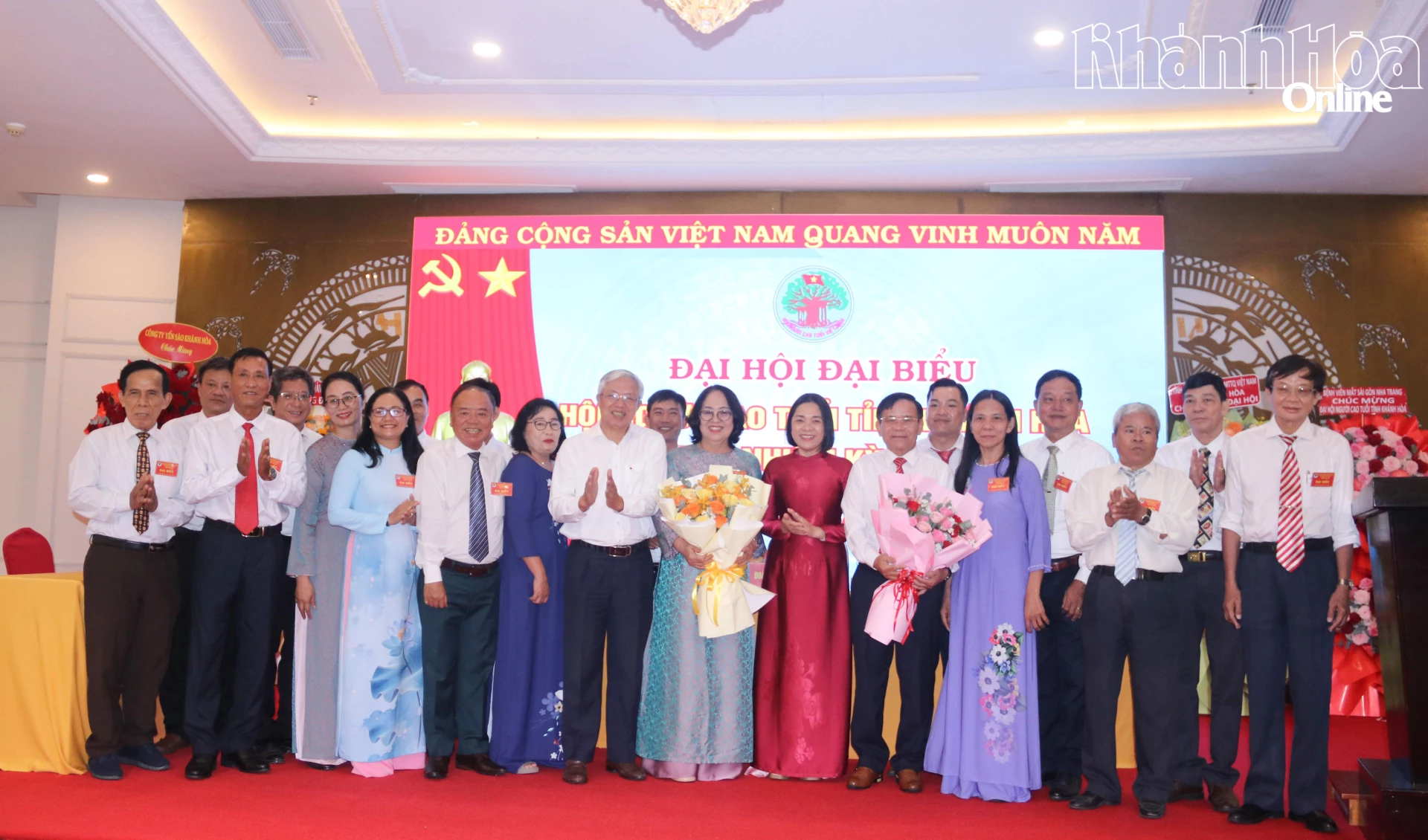 Lãnh đạo Trung ương Hội Người cao tuổi Việt Nam và lãnh đạo Ủy ban MTTQ Việt Nam tỉnh tặng hoa chúc mừng Ban Chấp hành Hội Người cao tuổi tỉnh, nhiệm kỳ 2026 - 2031.