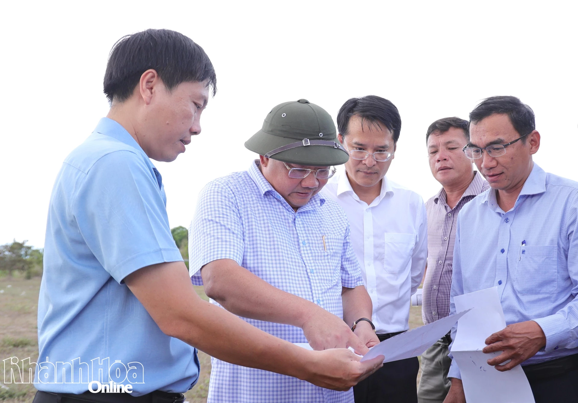 Phó Chủ tịch UBND tỉnh Trịnh Minh Hoàng kiểm tra thực địa tại cụm dự án Khu công nghiệp Ninh Xuân 1 và Khu công nghiệp Ninh Xuân 2.