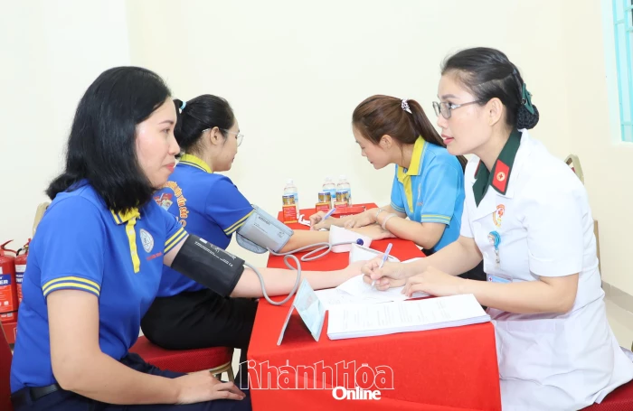 Khám, tư vấn sức khỏe công nhân Nhà máy Chế biến nguyên liệu Yến sào Sanvinest Khánh Hòa