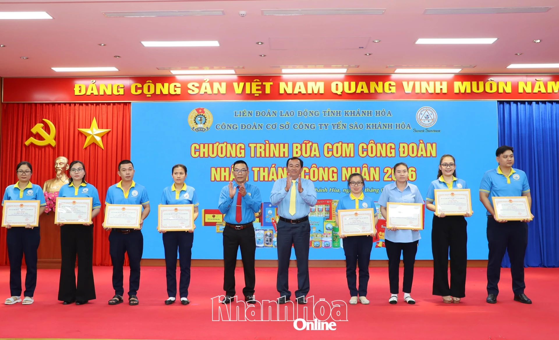Lãnh đạo Công ty trao giấy khen cho những lao động đạt thành tích xuất sắc trong lao động.