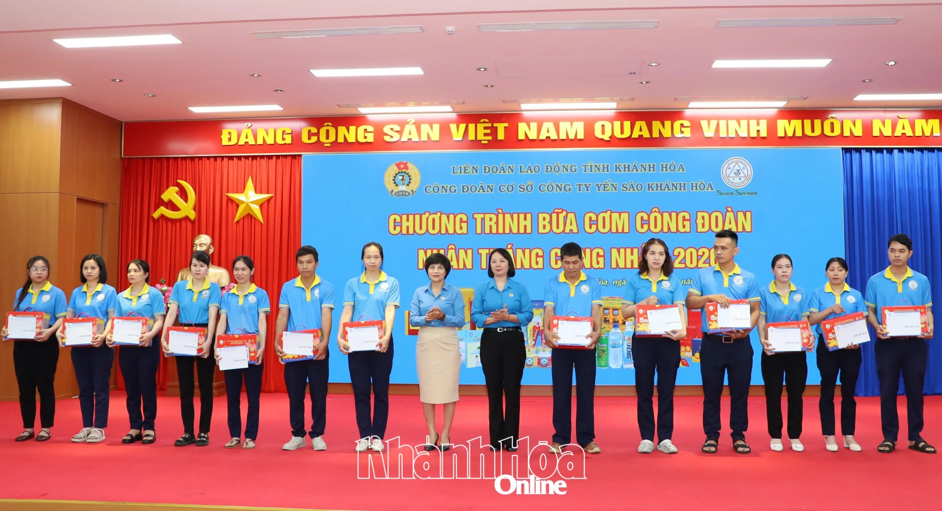 Lãnh đạo Liên đoàn Lao động tỉnh trao hỗ trợ cho đoàn viên, người lao động.