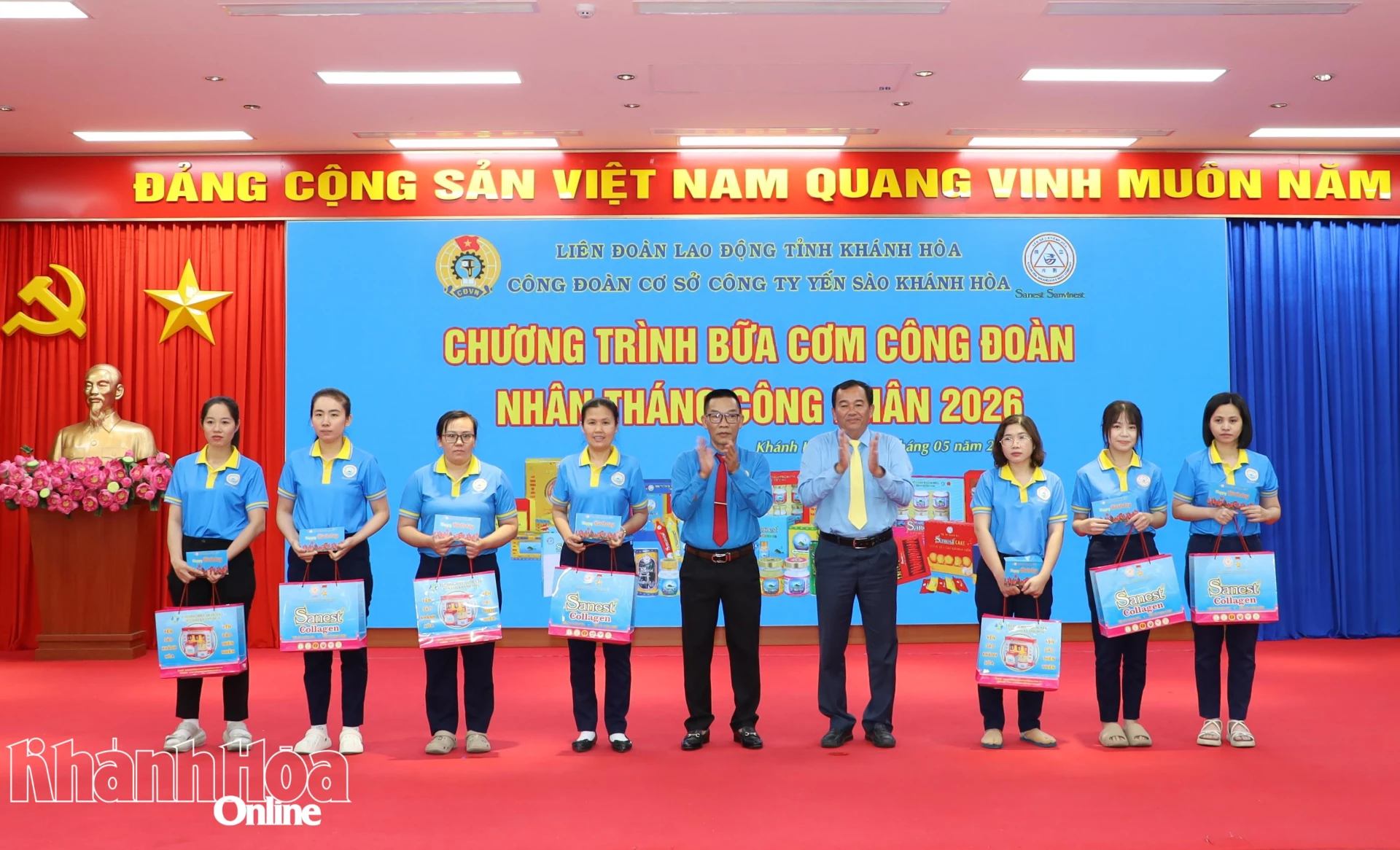 Trao quà cho người lao động sinh nhật trong tháng 5.