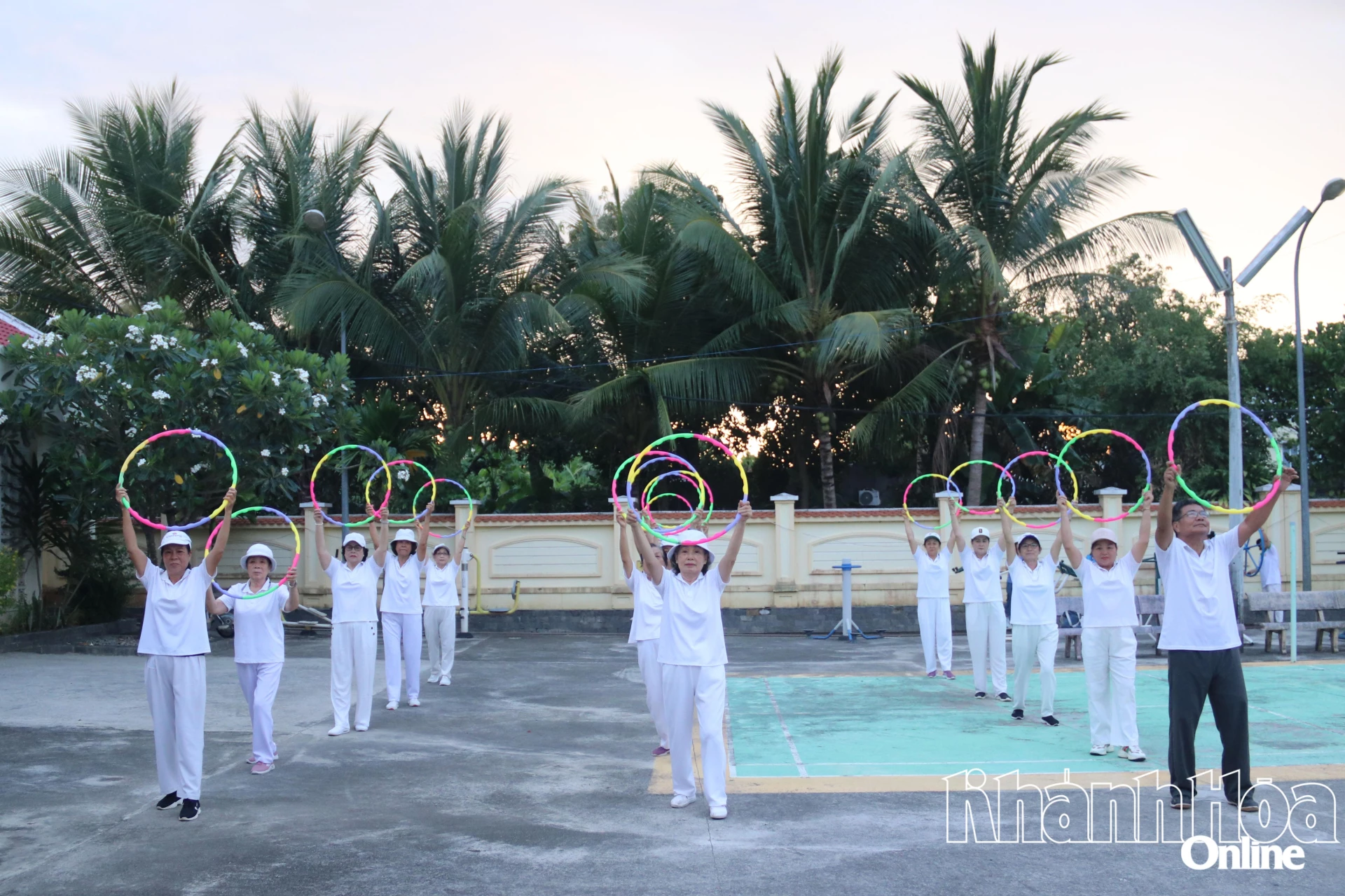 Thành viên Câu lạc bộ Dưỡng sinh tham gia luyện tập hằng ngày.