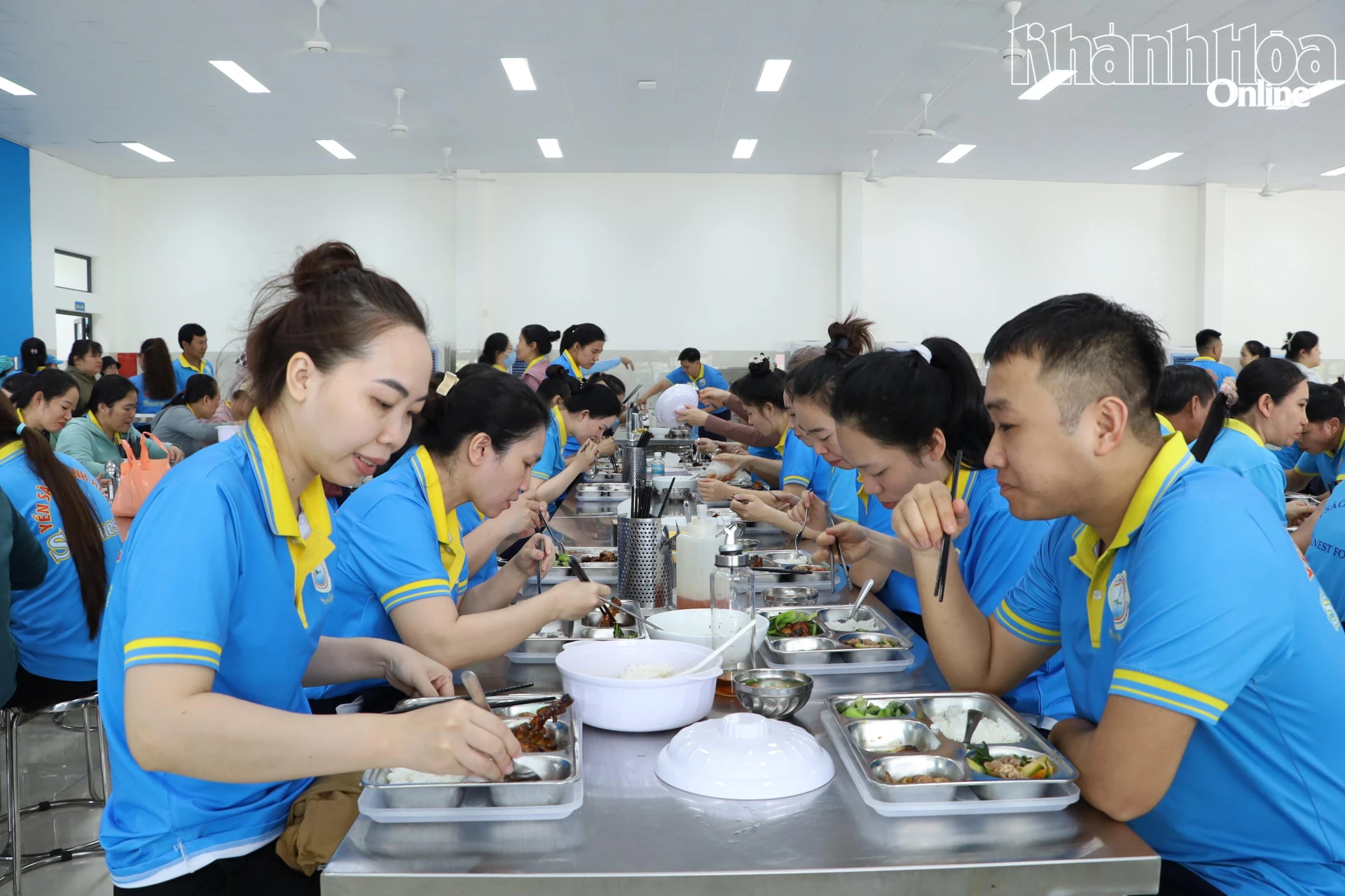 Đoàn viên, người lao động tại Bữa cơm Công đoàn.