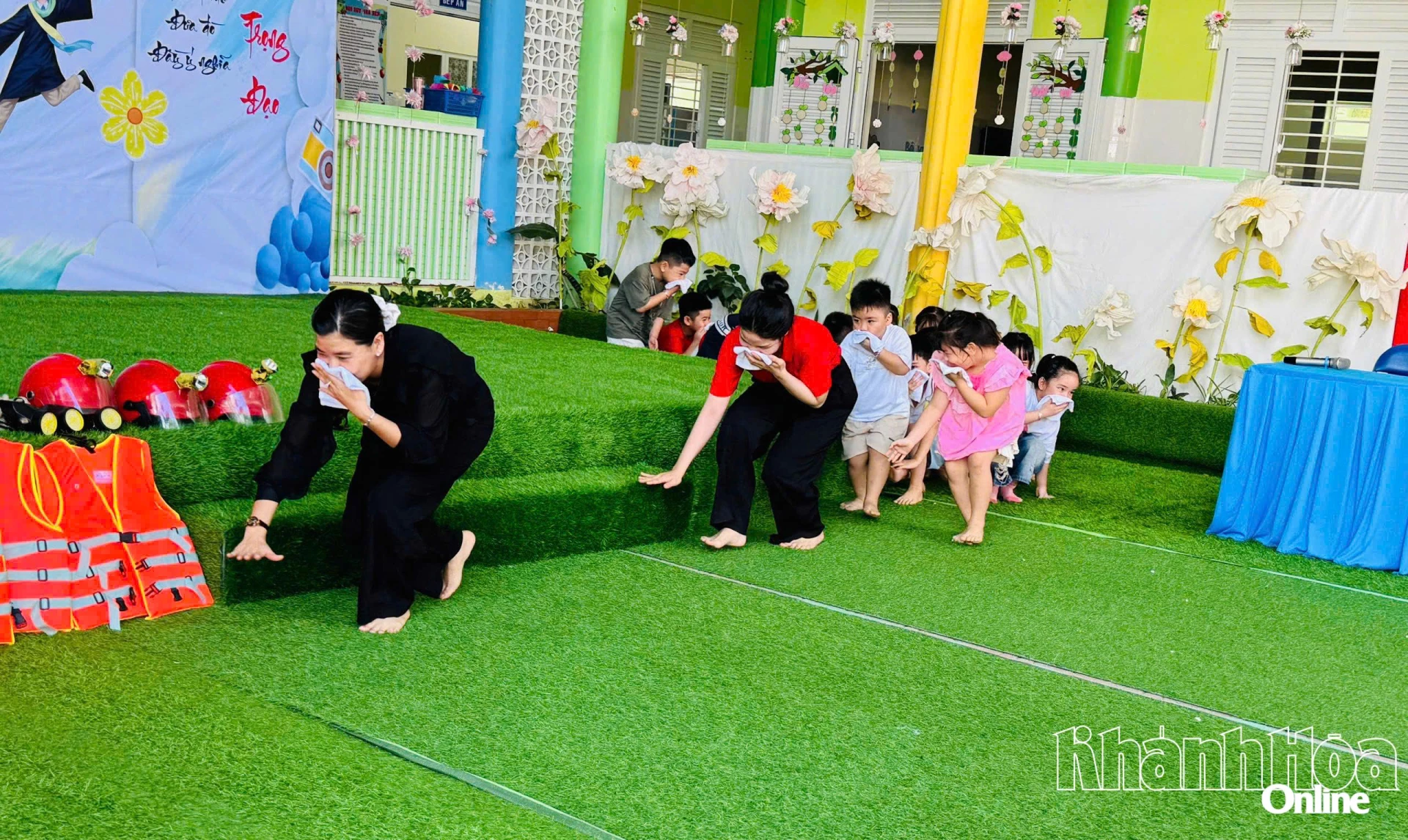 Các cô trò được trải nghiệm kỹ năng thoát nạn an toàn trong môi trường có khói.