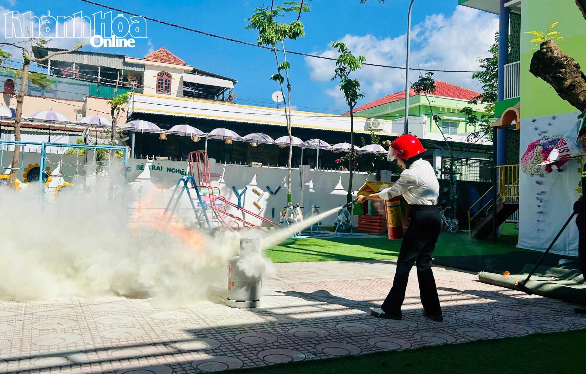 Các cô giáo được thực hành kỹ năng dập lửa bằng bình chữa cháy xách tay.