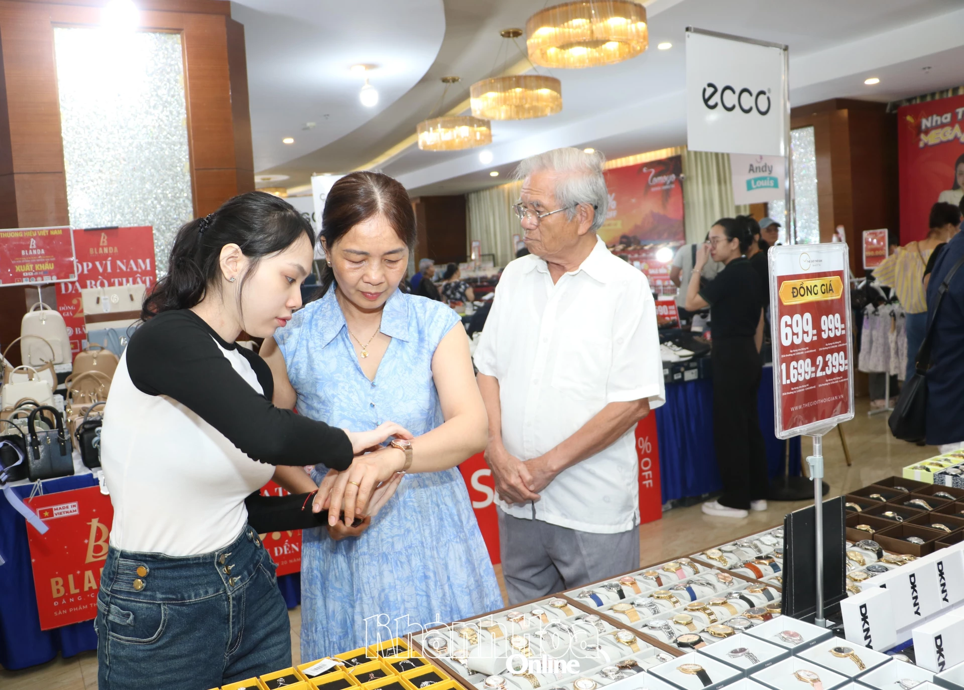 Khách chọn mua đồng hồ đeo tay.