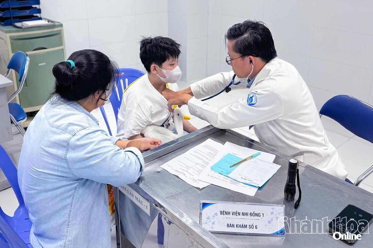 Đội ngũ y, bác sĩ Bệnh viện Nhi Đồng 1, TP. Hồ Chí Minh khám sức khỏe cho trẻ em.