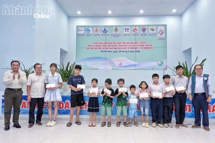 Khám bệnh và tặng quà cho 500 trẻ khuyết tật, trẻ em có hoàn cảnh khó khăn